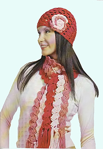 трехцветный шарф и ажурная шапочка