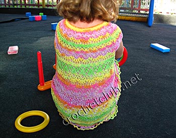 яркое вязаное платьице для малышки 1
