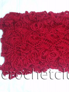 Красный шарф, связанный на вилке