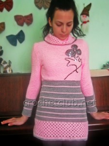 Розовый свитер, связанный крючком