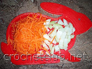нарезаем лук-морковку