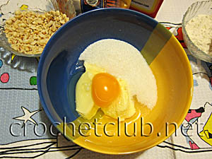 смешиваем сахар масло и яйцо