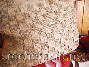 фрагмент вязаной сумки плетенки