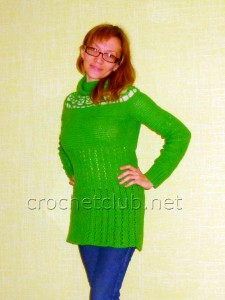 Зеленый свитер, связанный крючком