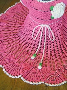 Вязаное розовое платье